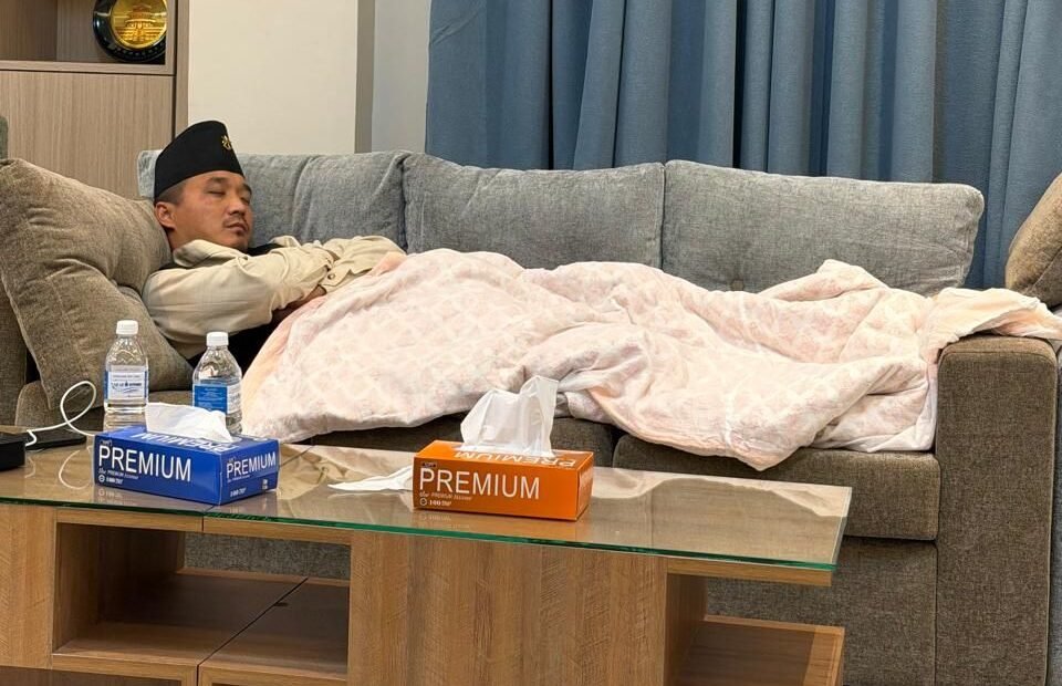 मन्त्रालयकै सोफामा सुते गृहमन्त्री सुधन गुरूङ, विमानस्थल निरीक्षणपछि रातभर मन्त्रालयमै