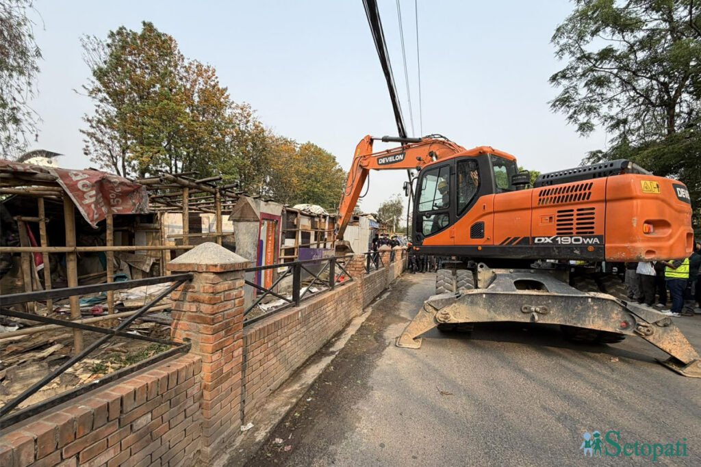 सुकुम्बासी क्षेत्रमा डोजर
