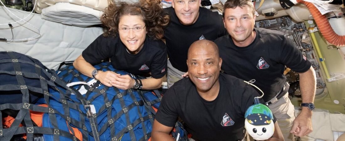 चन्द्रमा परिक्रमा गरी फर्किए चार अन्तरिक्षयात्री, प्रशान्त महासागरमा सुरक्षित अवतरण