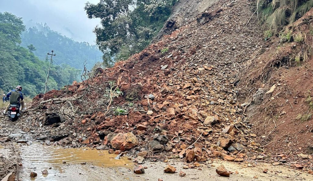 अरनिको राजमार्ग ठप्प