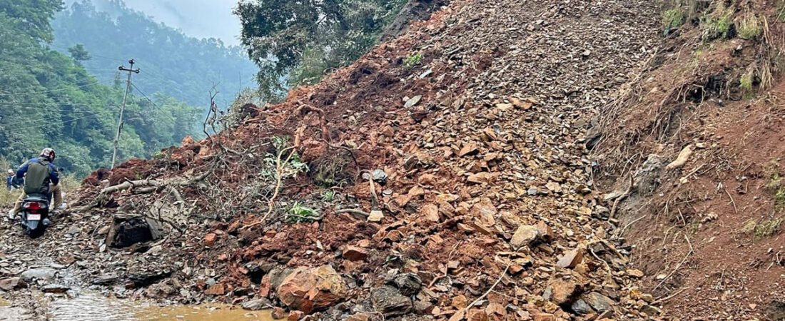 पहिरोले कान्ति लोकपथ र अरनिको राजमार्ग ठप्प | नेपालभर सडक अवरुद्ध