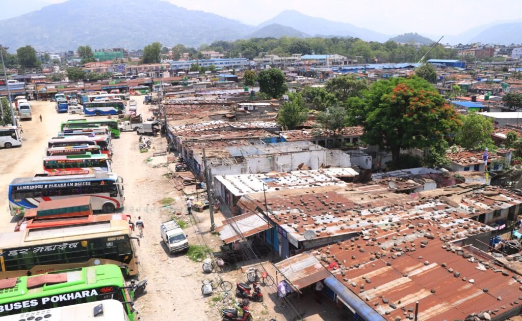 पोखरा बसपार्कका स्थानीयले आफैं हटाउन थाले घर–टहरा
