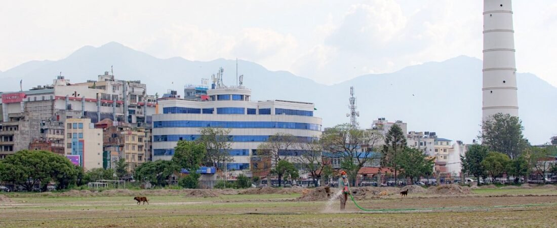 उजाड टुँडिखेललाई हराभरा बनाउने अभियान : सुरु भयो दुबो रोप्ने काम