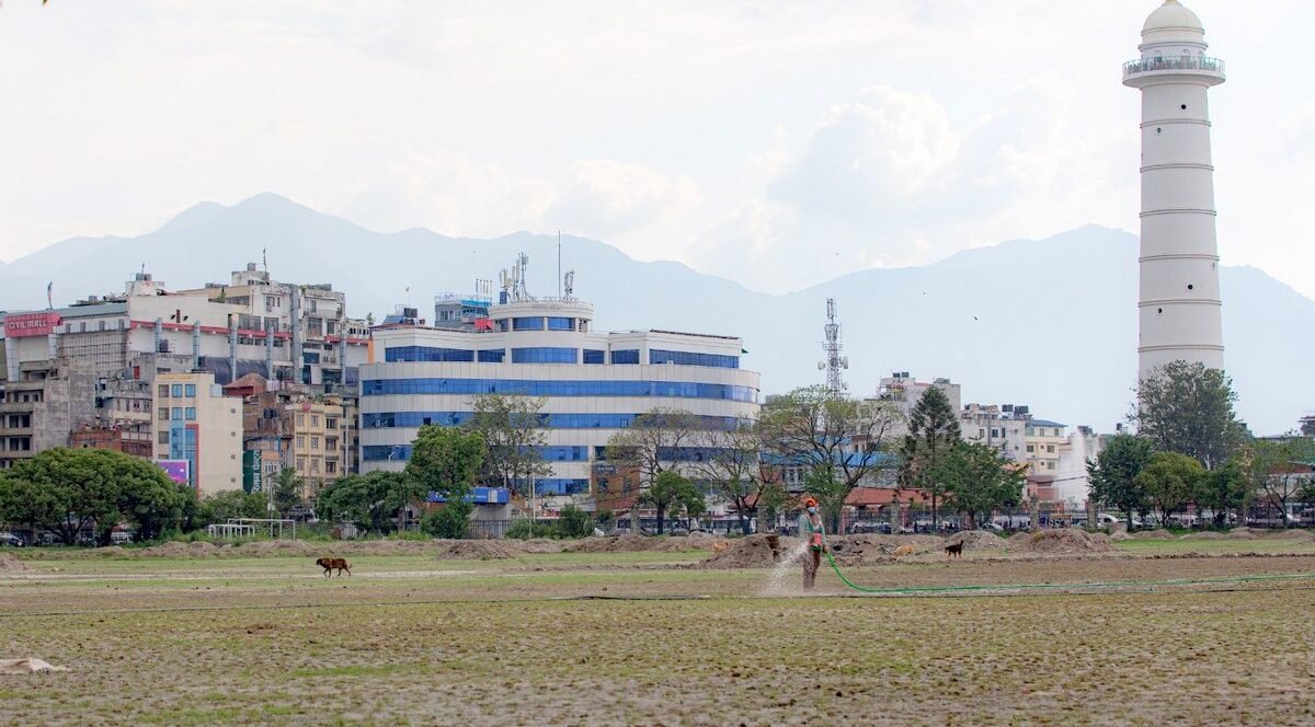 उजाड टुँडिखेललाई हराभरा बनाउने अभियान : सुरु भयो दुबो रोप्ने काम