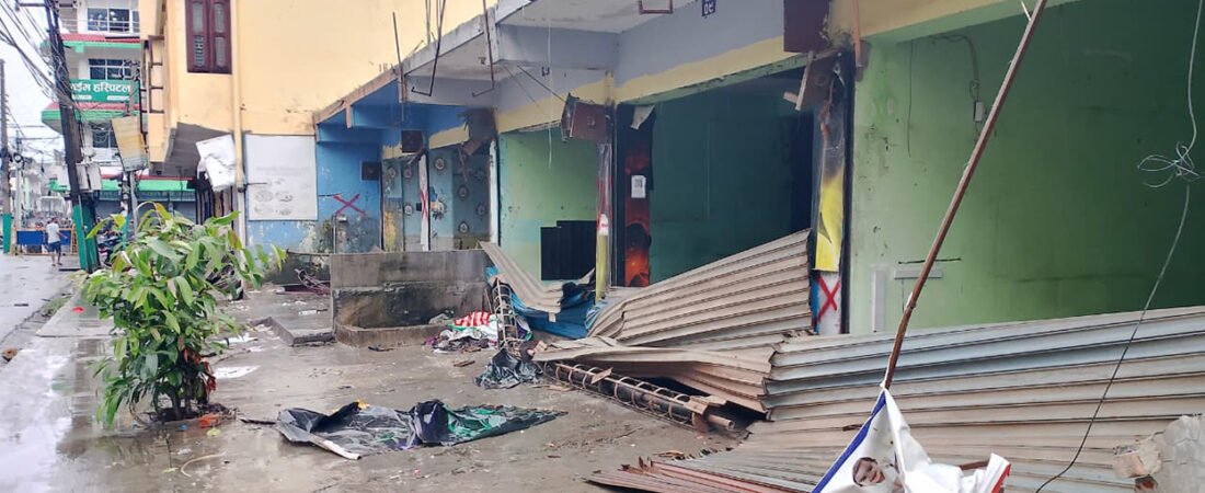 कोशी अस्पतालको सरकारी जग्गामा डोजर, २६ व्यावसायिक सटर हटाइयो