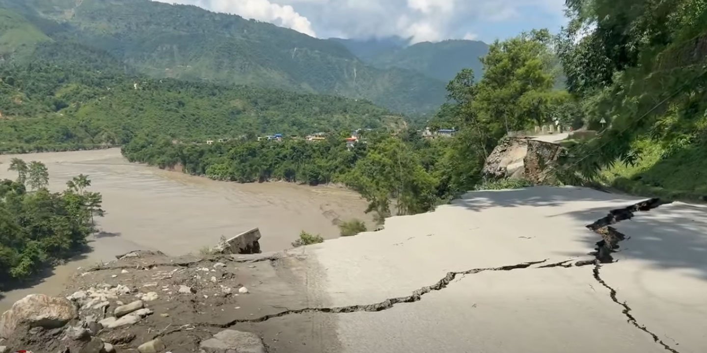 पृथ्वी राजमार्गमा पहिरो: कृष्णभिरको ठूलो पहिरोले मुग्लिन–काठमाडौँ सडक ठप्प, खुलाउन एक महिना लाग्ने