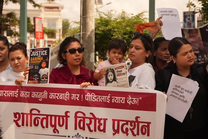 गरिमा चौधरीलाई न्याय माग्दै काठमाडौंको शान्तिवाटिकामा प्रदर्शन