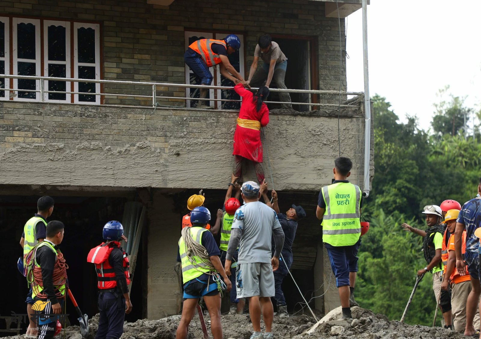 धुन्चेमा यात्रुको उद्धार सुरु: भोटेकोशीको बाढीपछि वैकल्पिक स्थलमार्गबाट काठमाडौँ ल्याइँदै