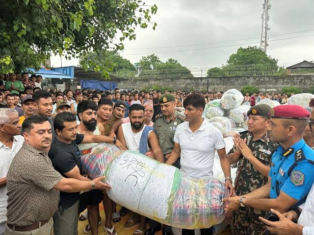 बाढीपीडितलाई कैदीबन्दीको सहयोग: कारागारभित्रको परिश्रमबाट राहत हस्तान्तरण