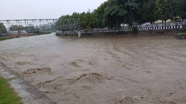 मनोहरा खोलामा बाढी: डुबानको जोखिम बढेपछि बस्तीबाट उद्धार, उच्च सतर्कता अपनाउन अपिल