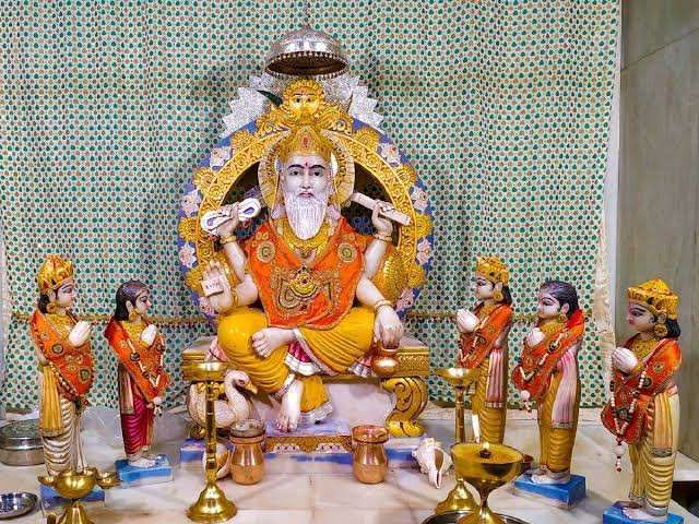 विश्वकर्मा पूजा देशभर भव्य रूपमा मनाइँदै: कलकारखाना र सवारी साधनको विशेष आराधना